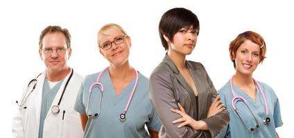 joven mujer de raza mixta con médicos y enfermeras detrás foto