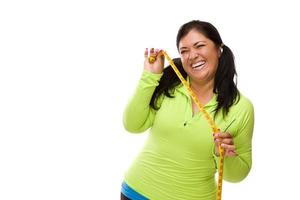 mujer hispana en ropa de entrenamiento con cinta métrica foto