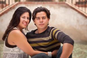 atractivo retrato de pareja hispana al aire libre foto