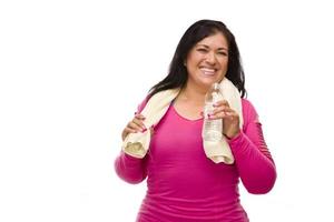 mujer hispana en ropa de entrenamiento con agua y toalla foto