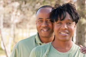 atractiva pareja afroamericana feliz foto