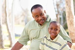 atractivo hombre afroamericano y niño divirtiéndose foto