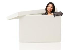 mujer multiétnica de pie dentro de una caja blanca en blanco foto