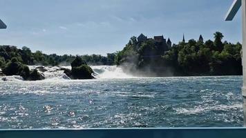 Visualizza di Reno cascate rheinfalls.the famoso Reno cascate nel il svizzero vicino il città di Sciaffusa video