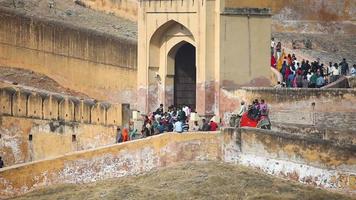 jaipur, inde 18 novembre 2012 - vue sur le fort d'ambre, de nombreux touristes de différents pays et éléphants, jaipur, rajasthan, inde. amer palace ou fort, célèbre destination touristique. video