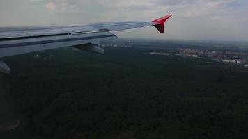 aereo mosche al di sopra di il città. Visualizza a partire dal aereo finestra per ala video