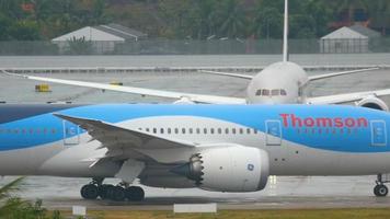 phuket, Thailand december 3, 2016 - thomson boeing 787 dreamliner g tuif Aan schort voordat vertrek Bij phuket luchthaven. regenachtig weer video