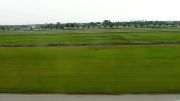 Startansicht vom Bullauge. Blick auf den Flughafen aus dem Fenster der Passagierkabine beim Start des Flugzeugs vom Flughafen. video