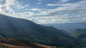 pan visie van vallei en bergen met blauw lucht in landelijk Oppervlakte van tropisch land video