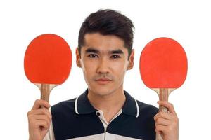 retrato de un apuesto joven deportista brunett practicando ping-pong aislado de fondo blanco foto