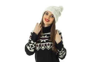 chica en cálido suéter y sombrero de invierno foto