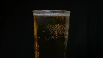 cerveza, verter cerveza en vasos de cerveza, burbujas de cerveza, cámara lenta video