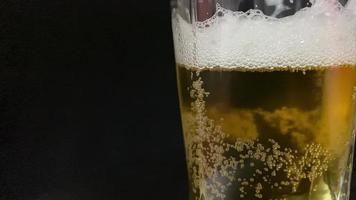 bière, verser de la bière dans des verres à bière, bulles de bière, ralenti video