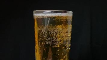 Bier, Bier in Biergläser gießen, Bierblasen, Zeitlupe video