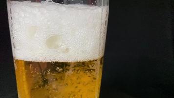 cerveza, vertiendo cerveza en vasos de cerveza, burbujas de cerveza video