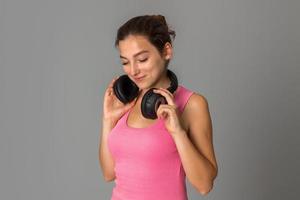 chica con auriculares en estudio foto