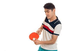 retrato de deportista alegre practicando un ping-pong y concentrado en un juego aislado de fondo blanco foto