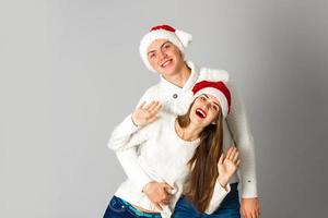 pareja celebra navidad en estudio foto