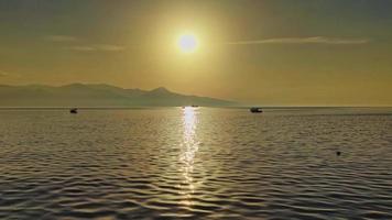 magnifique coucher de soleil sur la mer depuis la plage de l'île video