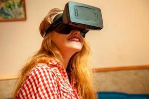 mujer con gafas de realidad virtual foto