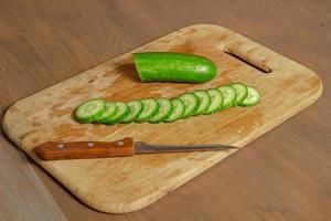 rodajas de pepino en una tabla para cortar foto