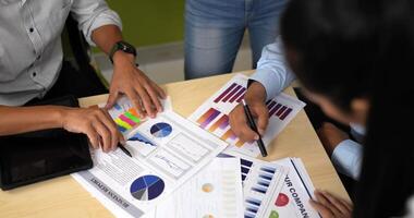 toma de mano, grupo de trabajo en equipo de negocios jóvenes apilados para comenzar una estrategia efectiva de nuevo proyecto, organización de asociación profesional, equipo de negocios exitoso video