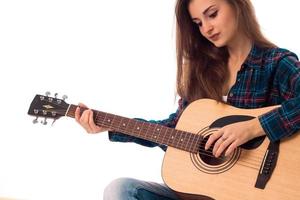 dama seria con guitarra en las manos foto