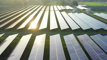 antenn se från Drönare av sol- paneler stå i en rad, grön energi landskap elektrisk kraft ekologi innovation natur miljö video