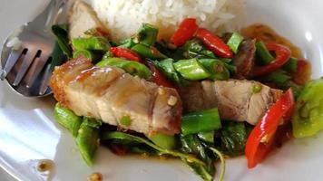 revuelva panceta de cerdo crujiente frito y albahaca con arroz. comida callejera popular de tailandia video