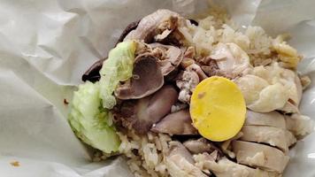 arroz de frango hainanese embrulhado em papel. comida popular na tailândia video