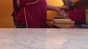 die Herstellung von traditionellem Brot aus Indonesien wird Roti Gembong genannt. video