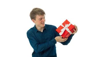 alegre joven mirando su regalo foto