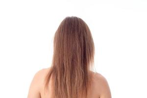 una chica con el pelo largo le da la espalda a la cámara aislada de fondo blanco foto