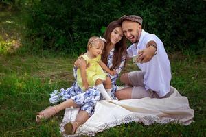 hermosa joven familia hace selfie en picnic foto