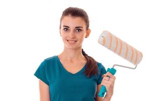 Hermosa joven en uniforme hace renovación aislado sobre fondo blanco. foto