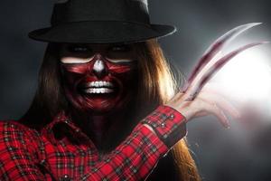 Scary halloween retrato de mujer con cuchillos en la mano foto