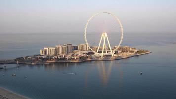 dubai, uae, 20. märz 2021 panorama der insel bluwater dubai. blick auf das große riesenrad. video