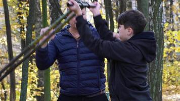 père et fils, entraînement crossfit sur terrain de jeu video