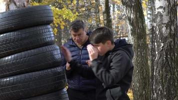 père et fils, entraînement crossfit sur terrain de jeu video