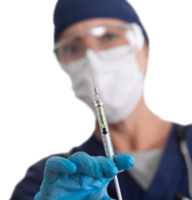médico ou enfermeira png transparente usando máscara facial médica e óculos segurando seringa com agulha.