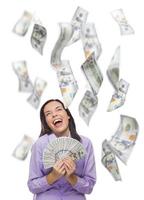 mujer feliz sosteniendo los billetes de 100 con muchos cayendo foto