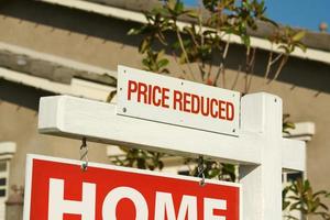 precio reducido signo de bienes raíces y nuevo hogar foto