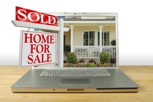 casa vendida en venta firmar en la computadora portátil foto