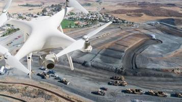 sistema de aviones no tripulados drone quadcopter en el aire sobre el sitio de construcción. foto