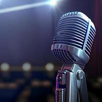 micrófono en el escenario con un resumen de luz azul