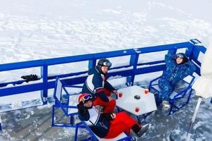 grupo de amigos con esquí en vacaciones de invierno - esquiadores divirtiéndose en la nieve foto