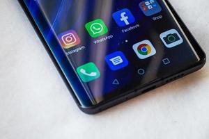 las aplicaciones de las redes sociales facebook, whatsapp e instagram se muestran en el teléfono inteligente huawei p30pro kyiv, ucrania - 08 de diciembre de 2019 foto