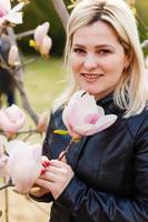 mujer frente a las flores de primavera de sakura foto