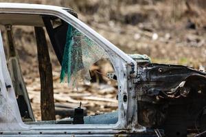 vertedero de coches, depósito de chatarra coches obsoletos foto