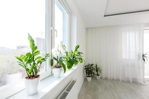 cortina ondulada blanca abstracta en un apartamento de dormitorio blanco foto